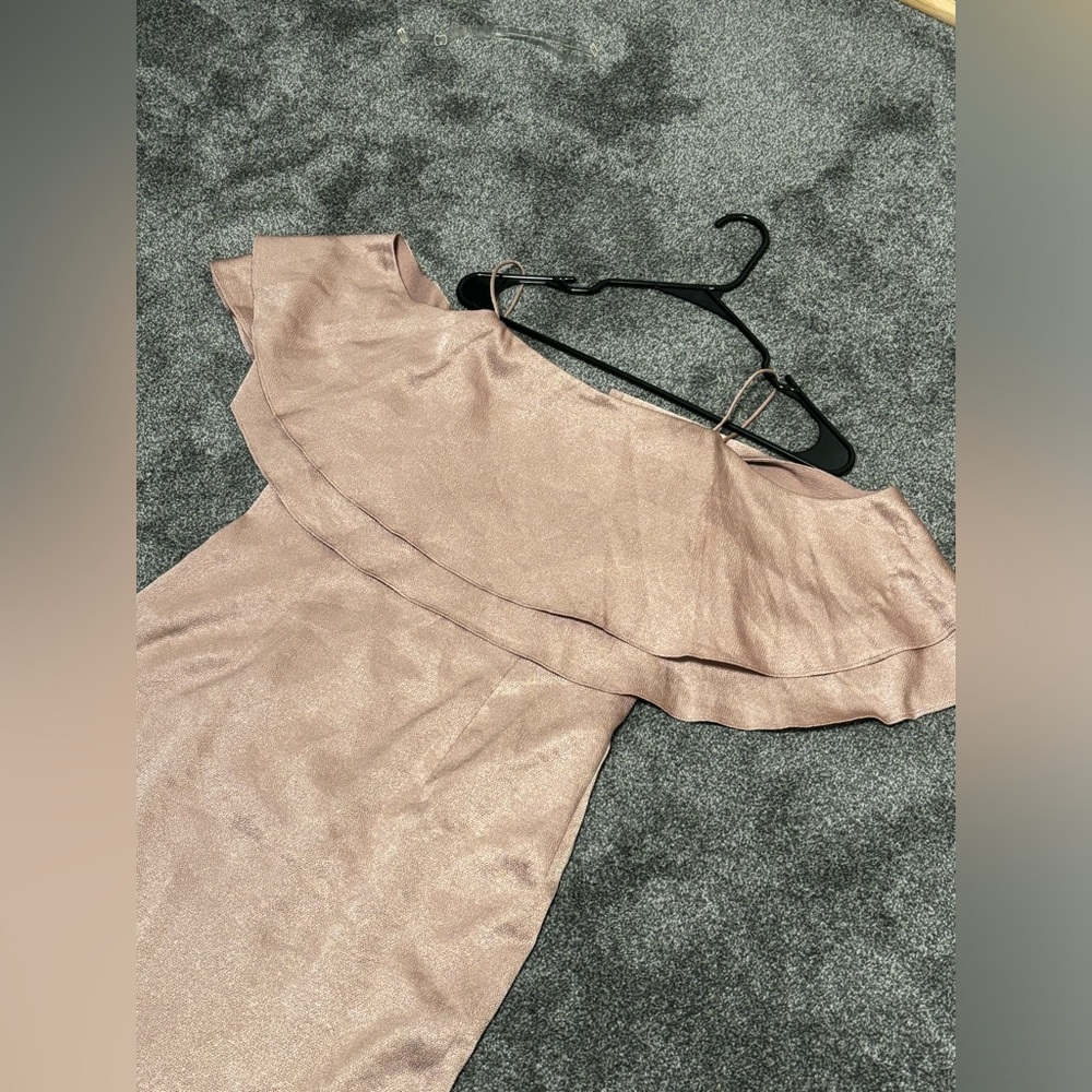 Silky evening dress midi length in peachy color